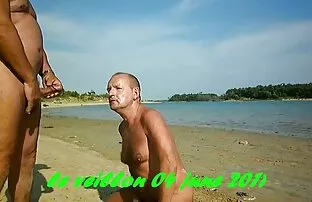 A erotika szex pornó férfi intett a szoknya, valamint a takarmány vele Anya,