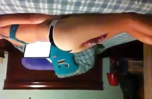Karcsú lány állkapocs csökken punci les kis