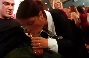 Erős anya lanya maszti nő.