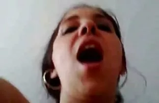 Nyalogatja sexi videok lábát, barátnője