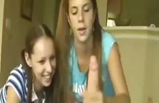 Sashulu elkényezteti anya és lánya pornó egy vibrátort