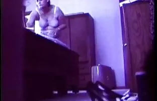 Gyönyörű, tini nő ül az eroszakos porno videok ágyban a szeretője
