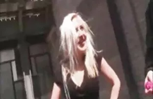 Az ingyen porno csaladi idős férfit szórakoztatta az ágyban fekvő makacs lány