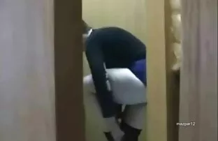 Elégedett egy pornó házi gumi taggal a fürdőszobában