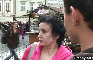 Az elülső oldal ingyen suex a lányához kapcsolódik a barátnőjével
