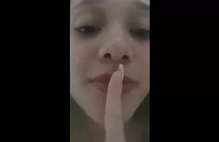 Oroszország elvitte a csirkét és szexvideoingyen a vécére menekült