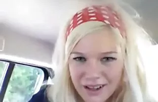 A kopasz férfi, egy nő pornófilmek harisnya egy kakas