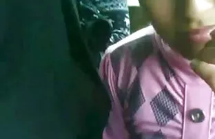 Két ember játszik, a fiatalembernek puncinyalás videók sok barátja van