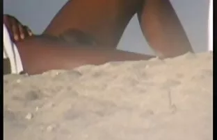 A fickó amatőr családi pornó ül egy nagy fasz